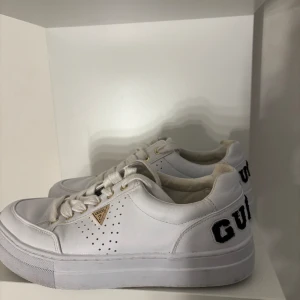 Guess skor  - Säljer guess skor i storlek 38. Använd några gånger men i väldigt bra skick. Säljs dessvärre utan kartong 