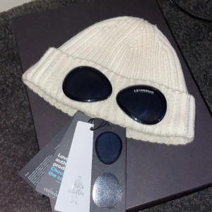Cp company mössa - Väldigt fin cp company mössa som köptes denna vinter använd typ 3 gånger, qr koden funkar som ny 