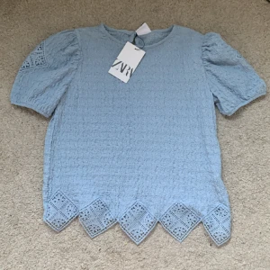 Zara tröja  - Gullig zara tröja från barn i storlek 13-14 eller 164 men funkar som xs ny med lappen kvar ny pris 159kr🩵🩵