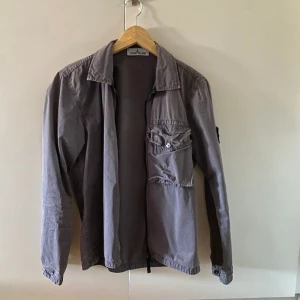 Stone island overshirt - Väldigt skön overshirt nu när våren kommer, overshirten är i storlek S och använd väldigt lätt, säljer då den inte passar längre. Skriv vid frågor!