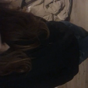 Svart hoodie - Den har använts ett par gånger men den är hel!