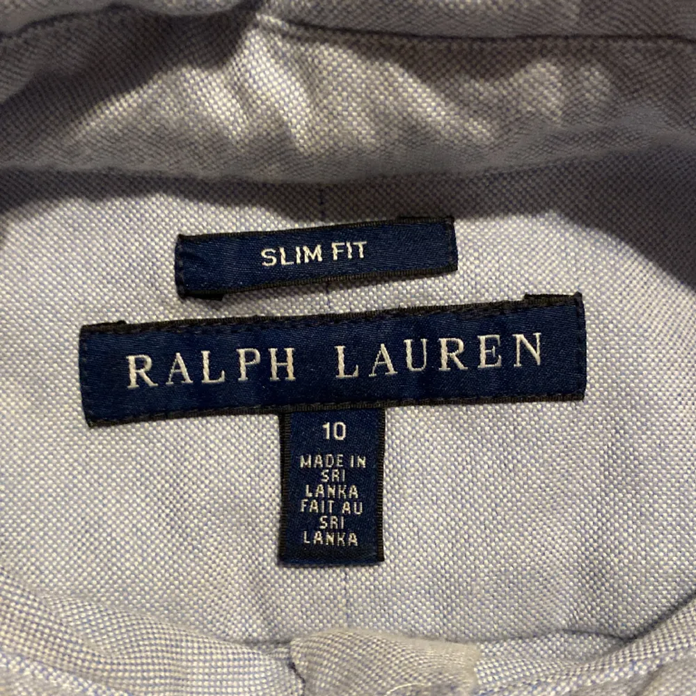 En fin blå Ralph lauren skjorta med knappar och krage i super bra skick.. Skjortor.