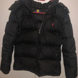 Ralph lauren jacka - Riktigt snygg raffe jacka som jag säljer pga att jag växt ur den. Väldigt sparsamt använd. Är nästan i nyskick. Använd ca en halv vinter, hör av er för frågor eller fler bilder! 