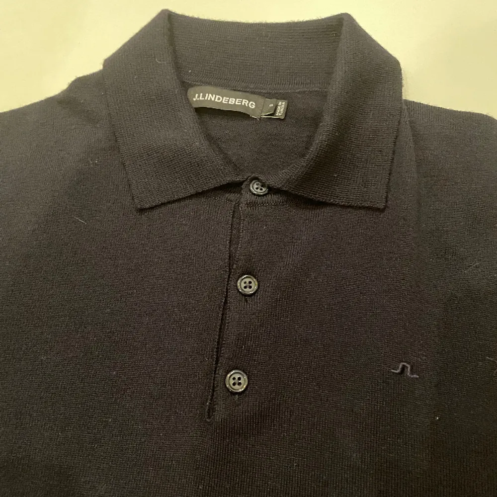 Säljer nu denna as feta J.Lindberg tröja som är helt ny. Köpte den för 1500kr för 1 vecka sen och säljer den nu för 1199kr✅Pris kan såklart diskuteras😜Hör av er vid minsta lilla fråga🥂. Hoodies.