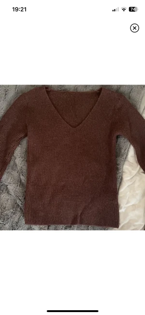 Tröja - Stickad tröja i brun och storlek S. Aldrig använd. Skriv privat för fler bilder. Pris kan diskuteras!