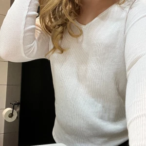  Ribbad tröja   - Fin långärmad T-shirt. Perfekt till sommarkvällar och även hemma.  ( finns och hämta i Stallarholmen eller postas mot frakt ) 