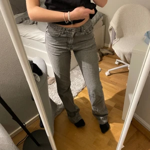 lågmidjade Gina jeans - Grå jeans från Gina, bootcut modell. Långa i benen så passar de flesta. Snygg grå färg. 