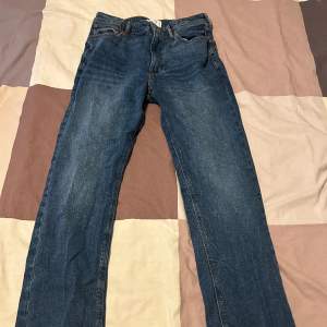 Hej säljer fina jeans köpt från asos bara använt 1 gång. Storleken är W32 L32. Passform Straight mer info vid intresse. 
