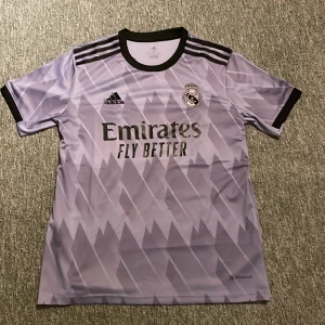 Real madrid benzema  - Oanvänd real madrid Benzema tröja storlek M