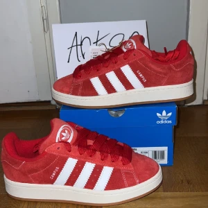 Röda adidas campus 00s oanvända - Slutsålda  - Hej alla skoälskare! Säljer oanvända röda Adidas Campus i storlek  39 1/3. Dessa trendiga (slutsålda) och bekväma skor är inköpta direkt från JD Sports. Finns i Örebro för upphämtning, men kan även skicka dem till dig. Hör  av dig vid frågor