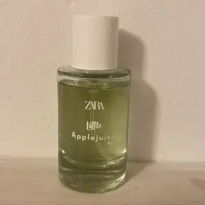 Säljer Zaras mini parfym för jag gillar inte doften. Den heter littel applejuice och är använd max 5 gånger. Köpte den i ett pack med en annan. Packet kostade 120 kr.