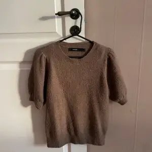 Stickad tröja från veromoda i brun/mörk beige färg💕superfin!