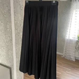 Svart midikjol  - En svart plisserad midikjol i storlek XS/S🌸 Säljer då den inte passar mig längre. 