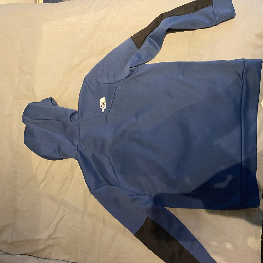 Snygg The North Face tröja i färgen blå och lite svart. Köpt i London för 1000kr. Priset är inte hugget i sten.. Hoodies.