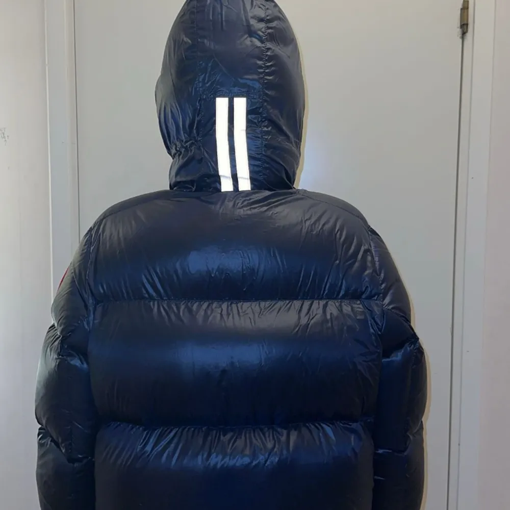 Säljer min Canada goose Crofton puffer Atlantic Navy  Den är i väldigt bra skick då jag bara haft den i 2 månader Nypris 12999 Står ej för postens slarv eller något sådant. Kvitto finns. . Jackor.