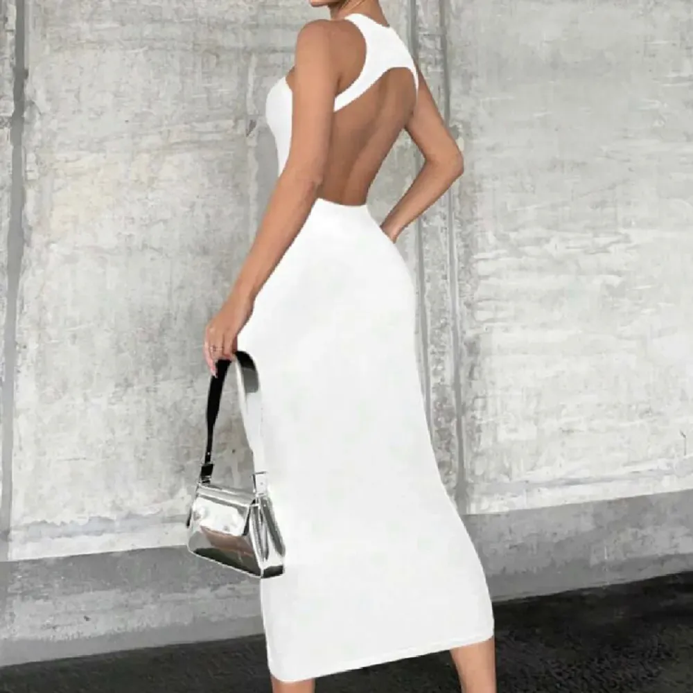 Super fin oanvänd vit klänning som var tänkt för studenten.  - xs (passar xxs-s)  Ny pris 399kr. Klänningar.