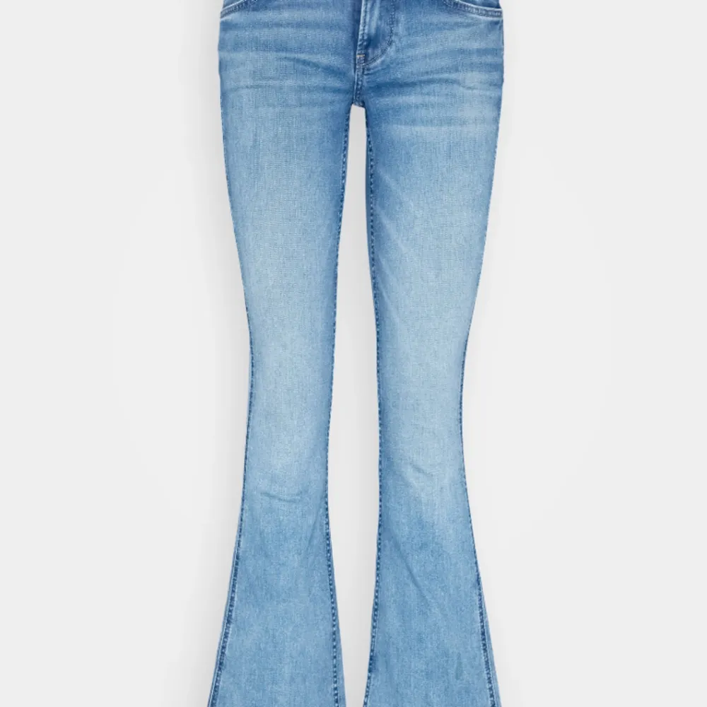 Säljer mina pepe jeans eftersom dem är för stora. Dem är i storlek 24x32 men är ganska stora i storleken, passar mej i längden som är 169. Köpte för 1 185😇.. Jeans & Byxor.