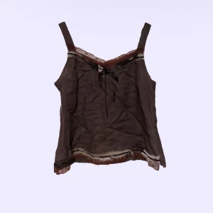 brun topp - jättefin och unik topp köpt på humana! den är en del av ett set med kjol till så rekommenderar att köpa tillsammans. säljer då den inte kommer till användning🤎🤎🤎🤎