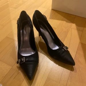 Vintage klackskor  - Använda Max 2 gånger, jättebra skick. Asnygga nu till våren❤️
