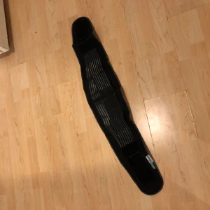 Ryggstöd/Ryggvärmare - Värmer och stödjer ryggen, för bästa möjliga användning smörj in med kräm innan användning. Passar perfekt för de med ryggproblem.