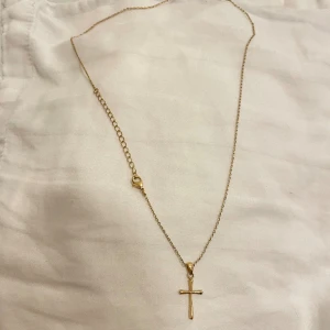 Korshalsband doppat i guld  - Pris 299kr