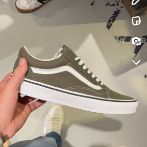 Gröna vans  - Tja! Säljer nu dessa sjukt snygga vans i en grön/oliv färg. Vad jag vet så är de slutsålda överallt i denna storlek. Bra skick förutom en liten heeldrag☺️ paketpris ifall du köper båda mina vans i min profil🙌