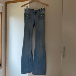 Ljusblå flared/bootcut jeans - Nästan oanvända jeans från HM🎀🎀 egentligen flared men ser ut som bootcut💘💘 säljer pga utrensning & de är snäppet för stora❤️ 