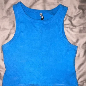 Topp - Söt kort topp, vet inte var den är köpt. Använd fåtal gånger.