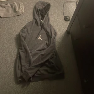 Jordans tröja - Säljer min Jordans tröja inte min stil lägre, knappt använd, pris kan diskuteras🤝