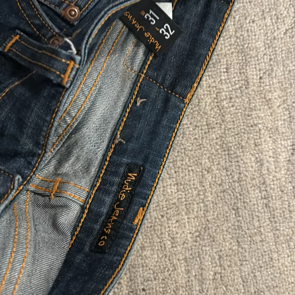 Säljer dessa nudie jeans i modellen ”tight terry”, i storlek 31/32 för 450kr! De är upplagda så mer 31/30. Sjukt feta jeans och bra skick, finns en defekt. Skriv om minsta funderingar!👖🥶. Jeans & Byxor.