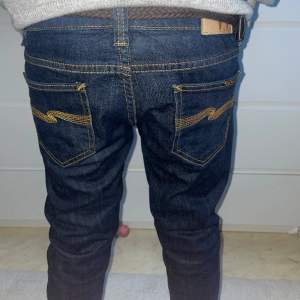Nypris:1800 Helt nya nudie jeans  Storlek: 26/32 Går att pruta pris  Tar emot byten! HELT NYA!