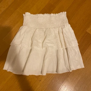 Vit kjol  - Ganska ny och oanvänd kjol från SHEIN! 🤍 Den kommer inte till användning, det är därför jag säljer den. Den har inga hål, inte sliten och inga fläckar.  Originalpris: cirka 79 - 89kr