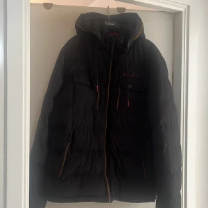 Jacka - Här säljer jag en varm jacka som kan både användas på våren och vintern . Den är använd Max 2 gånger och priset går att diskuteras💕