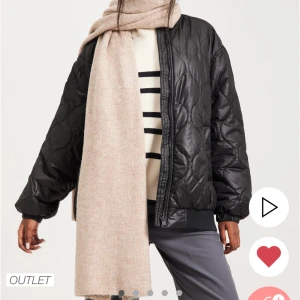 Jacka - Jättesnygg jacka som är slutsåld. Varm men passar ändå till våren💗