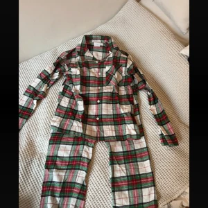 Flanell pyjamas Carlings - Size S/EUR 36 Measurement straight over the pants: 32 cm Waist: around 65 cm Inseam: 72,5  The pants may seem small but they have an elasticitet band. They have hardly  been used. The price can be discussed and who’ll be paying for shipping!