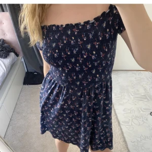 Sommarklänning - Skriv privat vid fler frågor!😊 I väldigt gott skick, soft-touch material