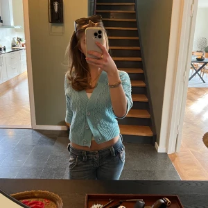 Blå kofta - Säljer denna blåa koftan perfekt nu till våren!💕passar en xs/s! Frakt tillkommer