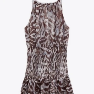 Zebra mönster klänning - En så sjukt fin klänning ifrån Zara, den var super populär förut och slutsåld och nu säljs den inte längre. Den är super fin inför sommaren! NYPRIS: 499kr🤍
