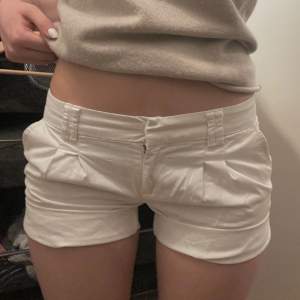Vita lågmidjade shorts 💓