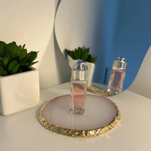 Dior addict parfym  - Dior addict Eau Fraîche Eau de Toilette, 5 ml och aldrig använd endast luktad. Kan användas som tester eller bara ha i väskan!💗