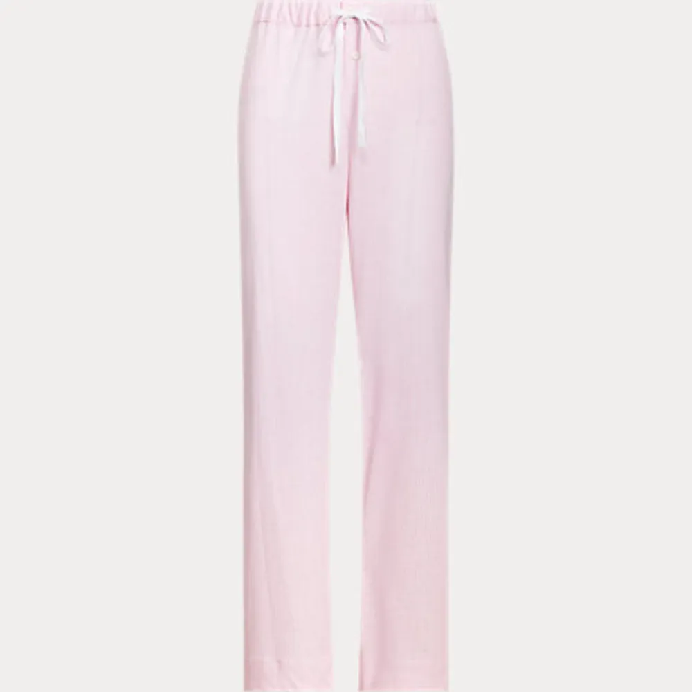 säljer mina supergulliga ljusrosa ralph lauren pyjamasbyxor (nypris 795kr!) då dem har blivit för små för mig💞 använda ett fåtal gånger, inga defekter💞 kom privat för egna bilder🙌🏼. Jeans & Byxor.