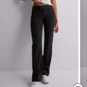 Low waist suit pants från Nelly storlek 34, använda 1 gång, inga defekter, jag är ca 169, säljer för 250kr exklusive frakt (köpta för 400kr)