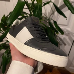 Valentino flycrews  - Säljer ett par helt nya valentino fly crew som bara är provade, anledningen till att jag säljer är för att de var för små. Skicka dm för mer bilder och info