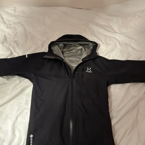 Haglöfs jacka - Säljer en schysst Haglöfs jacka i storlek S. Perfekt till vår och höst. Den är endast använd ca 5 gånger, inga skador eller defekter, ser ut som ny! Skriv gärna om ni har frågor 😊