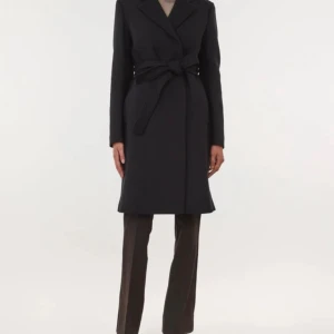 Filippa K kappa / rock / jacka  - Underbar kappa från Filippa K. Jättefint skick. Slutar lite över knäna och är lika snygg med eller utan bälte. Väldigt sparsamt använd. Från djur och rökfritt hem.   Tillverkad av: 72% ull, 25% polyamide, 3% cashmere  Som ny. Nypris är 4400kr.