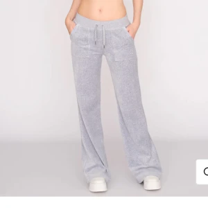 Grå juicy byxor storlek S - Nyskick Nypris 1200 Skriv för fler bilder