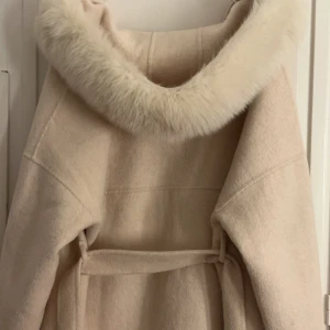 Beige kappa - Säljer min beiga kappa från FUR Stockholm. Storlek S. 