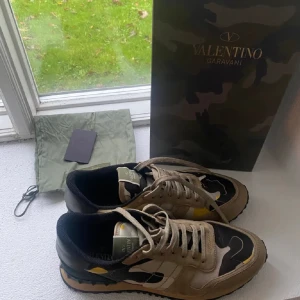 Valentino Rockrunner - Tja, säljer mina rockrunners i  nästan nyskick med allt og. Nypris drygt 6000kr.  Fråga gärna vid funderingar!