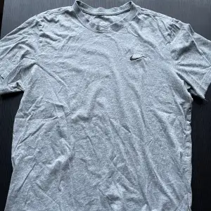 Säljer en Nike T-shirt i storlek M. Sparsamt använd eftersom den mest legat i garderoben! Tveka inte på att höra av dig om det är någon fundering😁