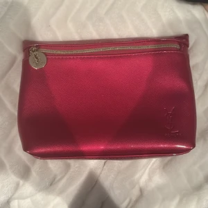 Ysl necessär  - Kommer ej till använding. köptes julen 2019. Fint/användt och har ej användts så mycket.